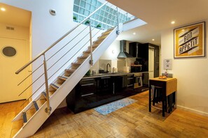 Kühlschrank, Geschirrspüler, Wasserkocher mit Kaffee-/Teezubehör