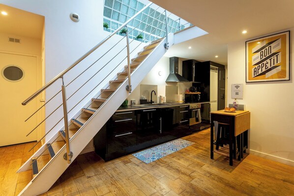 Fridge, dishwasher, coffee/tea maker, highchair