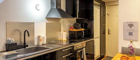 Réfrigérateur, lave-vaisselle, cafetiÚre/bouilloire, chaise haute