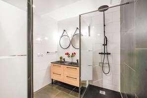 Shower, eco-friendly toiletries, hair dryer, towels - 120m² Loft in Central Paris – 3 Bedrooms, Sleeps 6, near République (Paris)