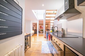 Kühlschrank, Geschirrspüler, Wasserkocher mit Kaffee-/Teezubehör