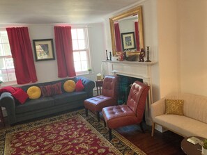 Smart-TV, peis, bøker og stereoanlegg