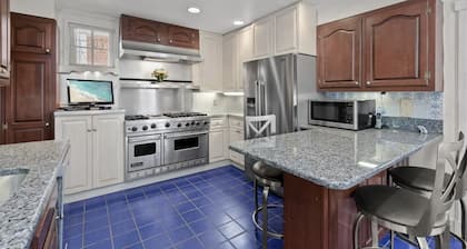 NEW! Commissioning Weeks open!!Spacious lux home downtown Annapolis at Main St.