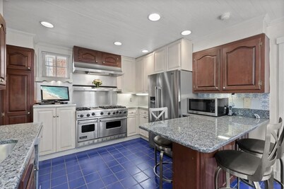 NEW! Commissioning Weeks open!!Spacious lux home downtown Annapolis at Main St.
