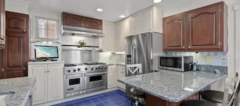 NEW! Commissioning Weeks open!!Spacious lux home downtown Annapolis at Main St.