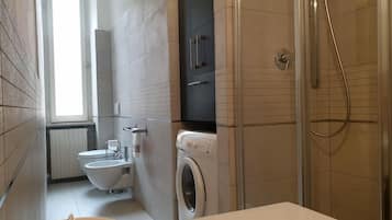 Căn hộ | Phòng tắm | Máy sấy tóc, khăn tắm