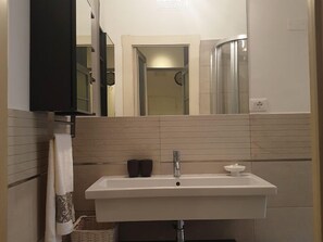 Apartment | Bathroom | Hair dryer, towels - Cleo Tulipano (Falconara Marittima)