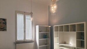 A modern room with a white radiator, a black bench, and a white shelving unit. - Cleo Tulipano (Falconara Marittima)