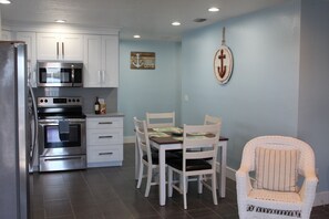 Fridge, microwave, oven, stovetop - Sunset Point Marina - Dolphin (Manasota Key)