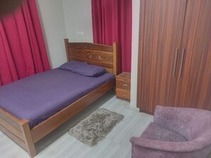 Habitación estándar doble | Tabla de planchar con plancha y ropa de cama