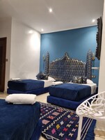 Habitación cuádruple familiar, varias camas | Wifi gratis y ropa de cama