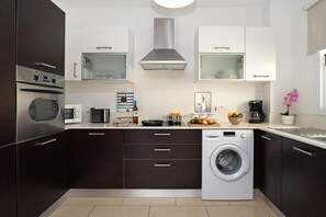 Kylskåp, mikrovågsugn, ugn och spishäll