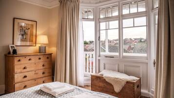 5 bedrooms, desk, iron/ironing board, travel crib