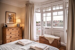 5 bedrooms, desk, iron/ironing board, travel cot