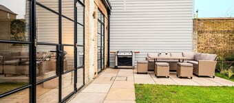 Spacious Edwardian 5-bed House, steps from Beach