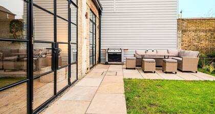 Spacious Edwardian 5-bed House, steps from Beach