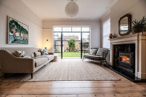 Fernseher, Kamin, Stereoanlage