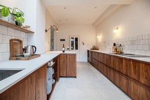 Fridge, microwave, oven, dishwasher - Spacious Edwardian 5-bed House, steps from Beach (Kent)