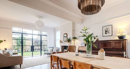 Spacious Edwardian 5-bed House, steps from Beach