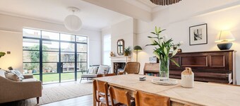 Spacious Edwardian 5-bed House, steps from Beach