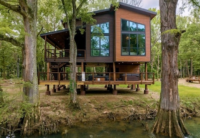 Riverfront Eagletown Retreat for Families, Groups