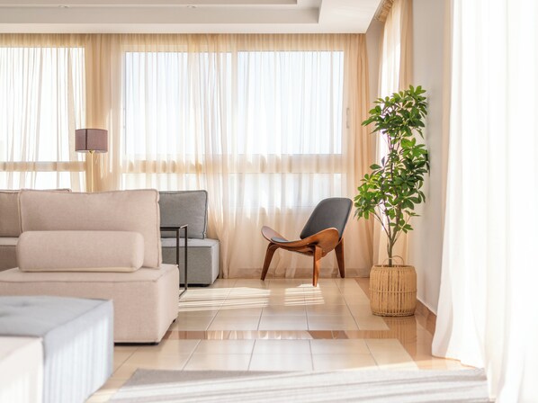 Studio, plusieurs chambres, balcon, vue océan | Coin séjour