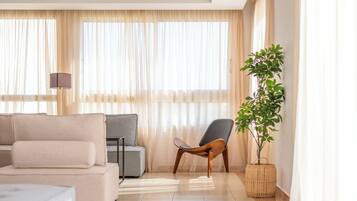 Studio, Multiple Bedrooms, Balcony, Ocean View | Living area