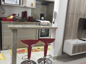 Fridge, microwave, oven, stovetop - Apto Novo com Vista Para o Mar, Varanda Gourmet (Toninhas Ubatuba)
