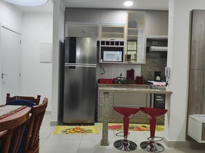 Geladeira, micro-ondas, fogão, cooktop