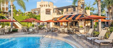 Utendørsbasseng og et oppvarmet basseng