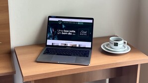 واي فاي مجانًا وملاءات أسرّة