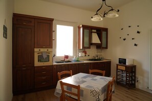 Apartment | Private kitchen | Full-size fridge, oven, cookware/dishes/utensils - Cleo Viola (Ancona)