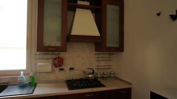 Departamento | Cocina privada | Refrigerador con congelador, horno y utensilios de cocina