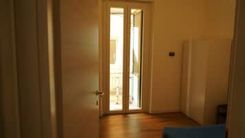 1 habitación, escritorio, tabla de planchar con plancha y wifi gratis