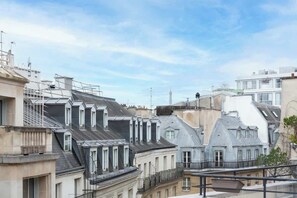 Uma fileira de edifícios tradicionais em estilo europeu, com vários andares e varandas.