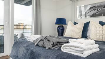 3 bedrooms, desk, iron/ironing board, travel cot
