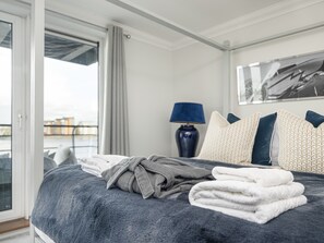 3 bedrooms, desk, iron/ironing board, travel crib