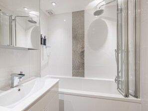 Douche, sèche-cheveux, serviettes fournies, savon