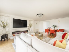 Smart TV, fireplace