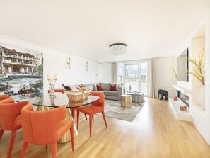 Smart TV, fireplace
