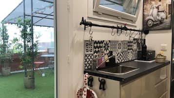 Een koelkast, een microgolfoven, een kookplaat