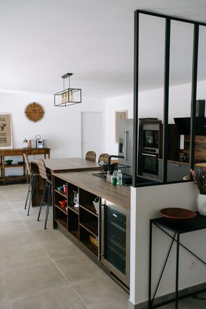 Frigorífico, microondas, horno y placa de cocina