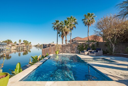 Townhome on the water, green light fishing, pool, arcade machines, sleeps 8