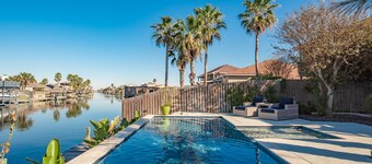 Townhome on the water, green light fishing, pool, arcade machines, sleeps 8