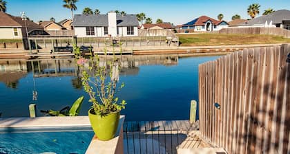 Townhome on the water, green light fishing, pool, arcade machines