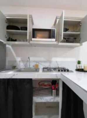 Refrigerador, microondas, cafetera y tetera y licuadora