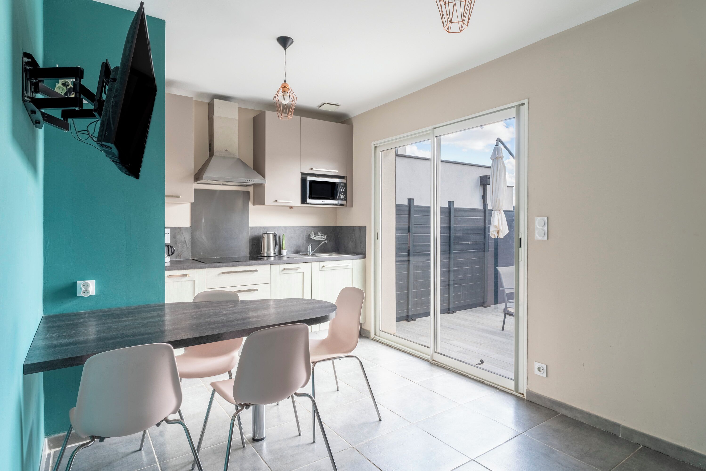 Réfrigérateur, micro-ondes, plaque de cuisson, lave-vaisselle