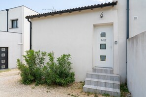 Exterior detail - Holiday Home 'Le 153' with Private Terrace and Wi-Fi Rochefort-du-Gard (Rochefort-du-Gard)