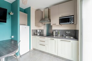 Geladeira, micro-ondas, cooktop, lava-louças