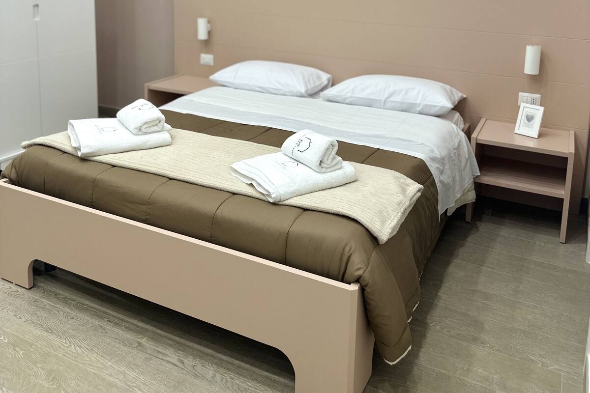 1 bedroom, premium bedding, down comforters, memory foam beds